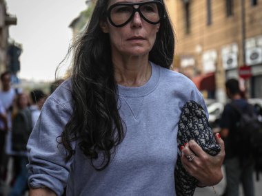Milan, İtalya - 19 Eylül 2018: Milano Moda Haftası sırasında sokakta Veronique Tristram.