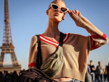 Paris, Fransa - 26 Eylül 2018: Alina Egorova Paris moda haftası sırasında sokakta.