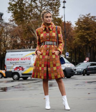 Paris, Fransa - 2 Ekim 2018: Sarah Ellen Paris moda haftası sırasında sokakta.