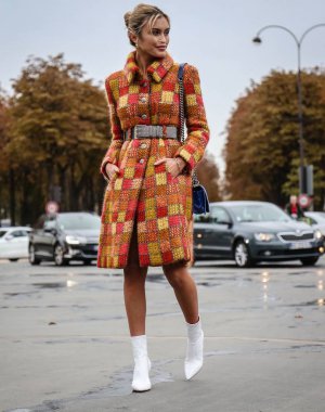 Paris, Fransa - 2 Ekim 2018: Sarah Ellen Paris moda haftası sırasında sokakta.