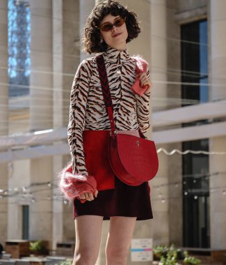 Paris, Fransa - 26 Eylül 2018: Paris moda haftası sırasında sokakta Chloe Chill.