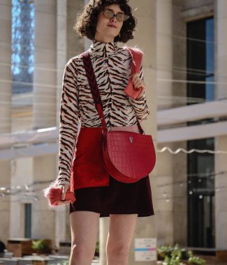 Paris, Fransa - 26 Eylül 2018: Paris moda haftası sırasında sokakta Chloe Chill.