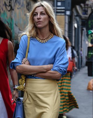 Milan, İtalya - 19 Eylül 2018: Ada Kokosar Milano Moda Haftası sırasında sokakta.