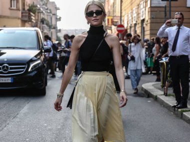 Milan, İtalya - 19 Eylül 2018: Caroline Daur Milano Moda Haftası sırasında sokakta.