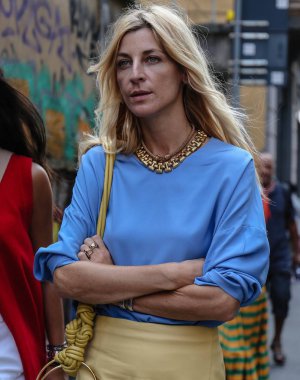 Milan, İtalya - 19 Eylül 2018: Ada Kokosar Milano Moda Haftası sırasında sokakta.