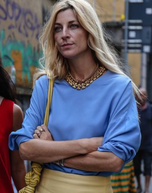 Milan, İtalya - 19 Eylül 2018: Ada Kokosar Milano Moda Haftası sırasında sokakta.