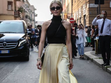 Milan, İtalya - 19 Eylül 2018: Caroline Daur Milano Moda Haftası sırasında sokakta.
