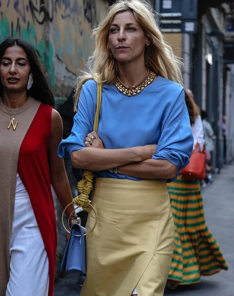 Milan, İtalya - 19 Eylül 2018: Ada Kokosar Milano Moda Haftası sırasında sokakta.