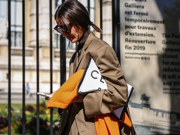 2018年9月26日 巴黎时装周期间朱莉 佩利帕斯在街头 — 图库照片