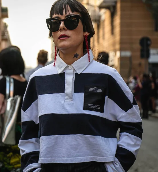 ミラノ イタリア 2018 ミラノ ファッション ウィーク中に路上で女性 — ストック写真