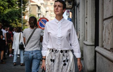 Milan, İtalya - 19 Eylül 2018: kadınlar Milano Moda Haftası sırasında sokakta.
