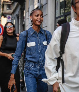 Milan, İtalya - 19 Eylül 2018: Blesnya Minher Milano Moda Haftası sırasında sokakta.