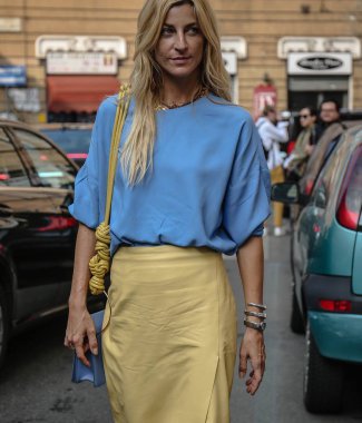 Milan, İtalya - 19 Eylül 2018: Ada Kokosar Milano Moda Haftası sırasında sokakta.