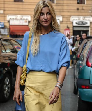 Milan, İtalya - 19 Eylül 2018: Ada Kokosar Milano Moda Haftası sırasında sokakta.