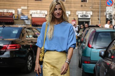 Milan, İtalya - 19 Eylül 2018: Ada Kokosar Milano Moda Haftası sırasında sokakta.