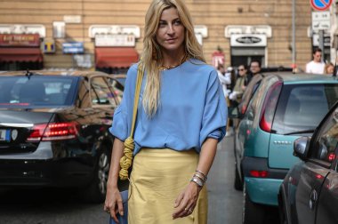 Milan, İtalya - 19 Eylül 2018: Ada Kokosar Milano Moda Haftası sırasında sokakta.