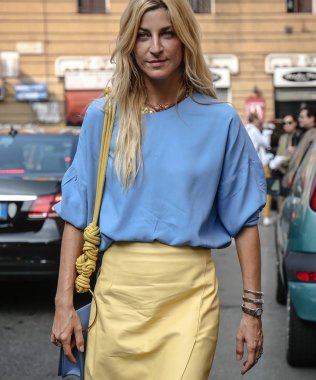 Milan, İtalya - 19 Eylül 2018: Ada Kokosar Milano Moda Haftası sırasında sokakta.