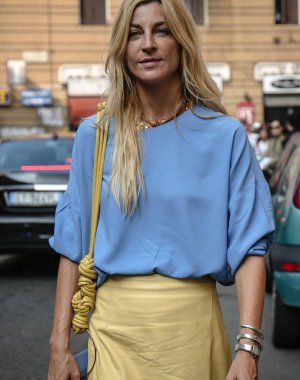 Milan, İtalya - 19 Eylül 2018: Ada Kokosar Milano Moda Haftası sırasında sokakta.