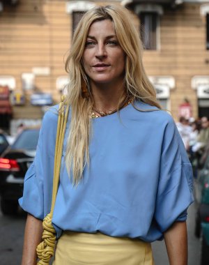 Milan, İtalya - 19 Eylül 2018: Ada Kokosar Milano Moda Haftası sırasında sokakta.