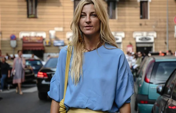 Milan, İtalya - 19 Eylül 2018: Ada Kokosar Milano Moda Haftası sırasında sokakta.