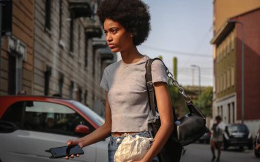 Milan, İtalya - 19 Eylül 2018: Manuela Sanchez Milano Moda Haftası sırasında sokakta.