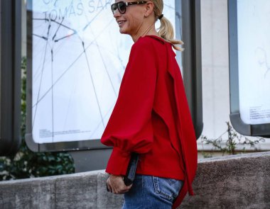 Paris, Fransa - 26 Eylül 2018: Paris moda haftası sırasında sokakta Holli Rogers.