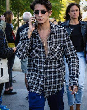 Paris, Fransa - 26 Eylül 2018: erkekler sokakta Paris moda haftası sırasında.