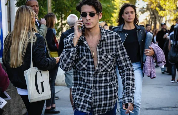 Paris, Fransa - 26 Eylül 2018: erkekler sokakta Paris moda haftası sırasında.