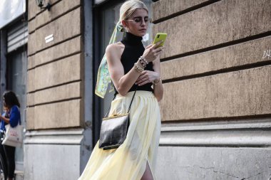 Milan, İtalya - 19 Eylül 2018: Caroline Daur Milano Moda Haftası sırasında sokakta.
