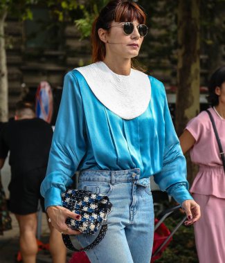 Milan, İtalya - 19 Eylül 2018: Daniela Zuccotti Milano Moda Haftası sırasında sokakta.