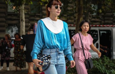 Milan, İtalya - 19 Eylül 2018: Daniela Zuccotti Milano Moda Haftası sırasında sokakta.