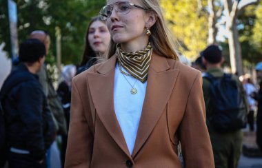 Paris, Fransa - 26 Eylül 2018: Alexandra Carl Paris moda haftası sırasında sokakta.