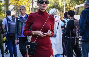 Paris, Fransa - 26 Eylül 2018: Paris moda haftası sırasında sokakta kadın.