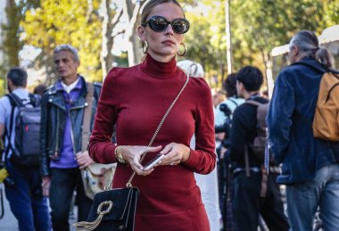 Paris, Fransa - 26 Eylül 2018: Paris moda haftası sırasında sokakta kadın.