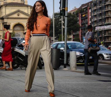 Milan, İtalya - 19 Eylül 2018: Erika Boldrin Milano Moda Haftası sırasında sokakta.