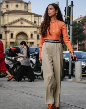 Milan, İtalya - 19 Eylül 2018: Erika Boldrin Milano Moda Haftası sırasında sokakta.