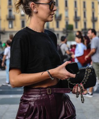 Milan, İtalya - 19 Eylül 2018: Chiara Capitani Milano Moda Haftası sırasında sokakta.