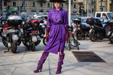 Milan, İtalya - 19 Eylül 2018: Caroline Vreeland Milano Moda Haftası sırasında sokakta.