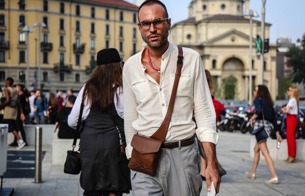 МИЛАН, Италия - 19 сентября 2018 года: Лука Имбимбо на улице во время Недели моды в Милане
.