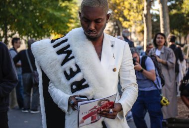 Paris, Fransa - 26 Eylül 2018: erkekler sokakta Paris moda haftası sırasında.