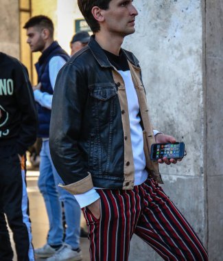 Paris, Fransa - 26 Eylül 2018: erkekler sokakta Paris moda haftası sırasında.