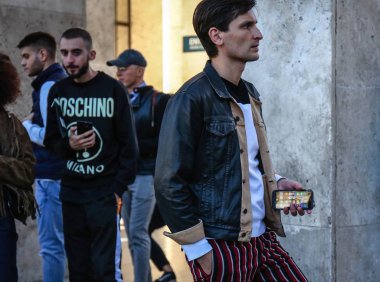 Paris, Fransa - 26 Eylül 2018: erkekler sokakta Paris moda haftası sırasında.