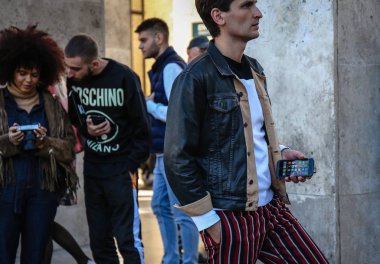 Paris, Fransa - 26 Eylül 2018: erkekler sokakta Paris moda haftası sırasında.