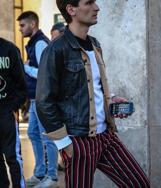 Paris, Fransa - 26 Eylül 2018: erkekler sokakta Paris moda haftası sırasında.