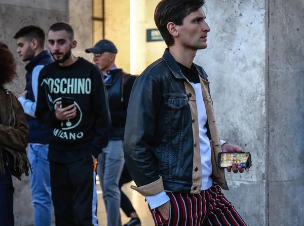 Paris, Fransa - 26 Eylül 2018: erkekler sokakta Paris moda haftası sırasında.