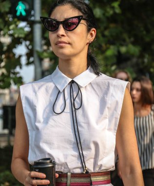 Milan, İtalya - 19 Eylül 2018: Caroline Issa Milano Moda Haftası sırasında sokakta.