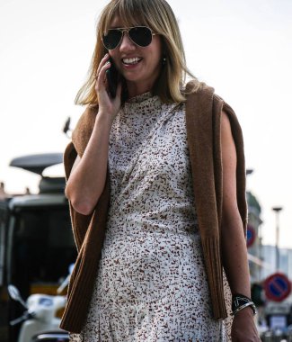 Milan, İtalya - 19 Eylül 2018: Lisa Aiken Milano Moda Haftası sırasında sokakta.