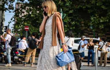 Milan, İtalya - 19 Eylül 2018: Lisa Aiken Milano Moda Haftası sırasında sokakta.