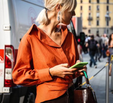 Milan, İtalya - 19 Eylül 2018: Linda Tol Milano Moda Haftası sırasında sokakta.