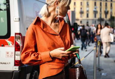 Milan, İtalya - 19 Eylül 2018: Linda Tol Milano Moda Haftası sırasında sokakta.